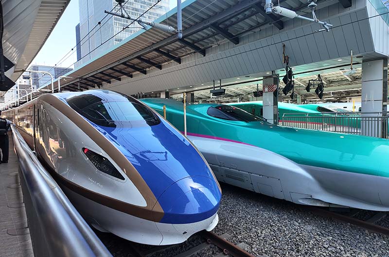 上越新幹線「とき」（写真左）