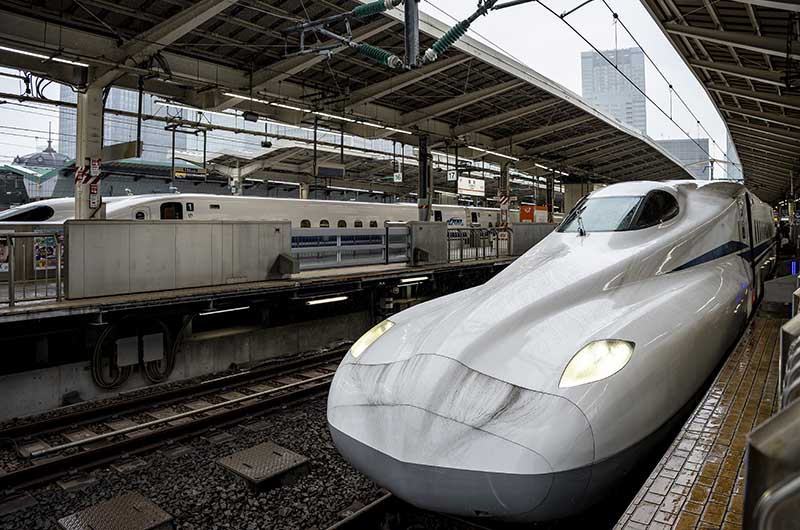 東京駅　東海道・山陽新幹線「のぞみ」