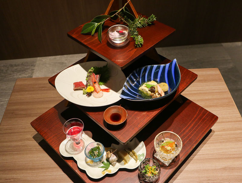 先付け・前菜・お造りなどがのったスタンド