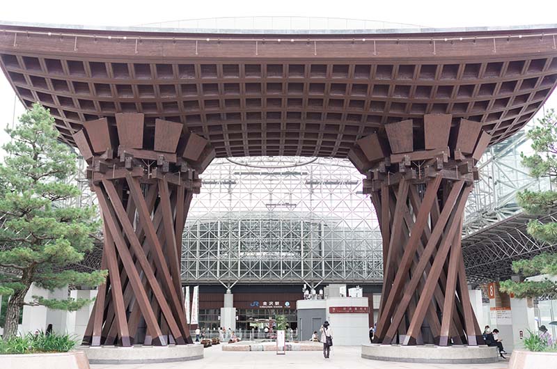 金沢駅前　鼓門
