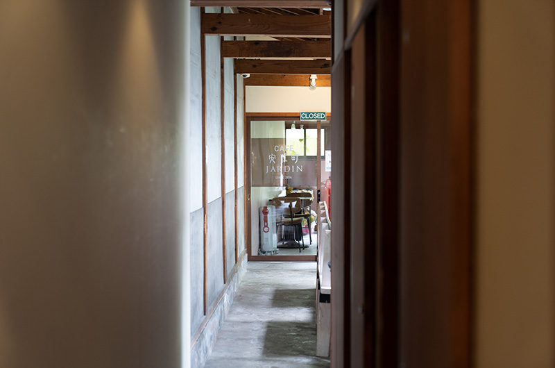 安江町ジャルダンに続く廊下