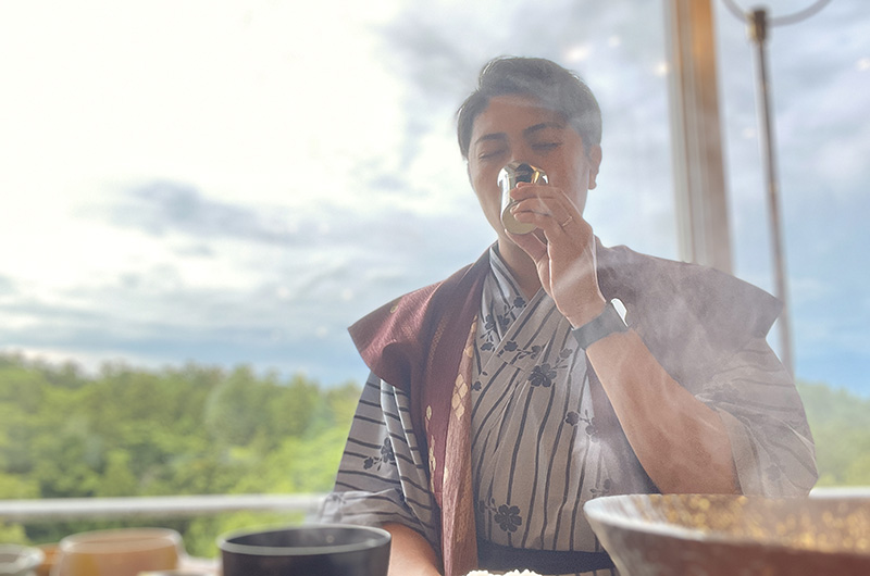 四季の宿 みのや　夕食と筆者