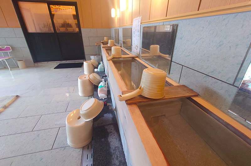 女性用の内湯　洗い場の掛け湯槽