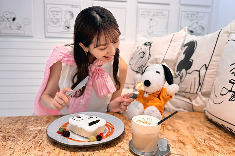 カフェで食事を楽しむ著者とスヌーピーぬいぐるみ（筆者私物）