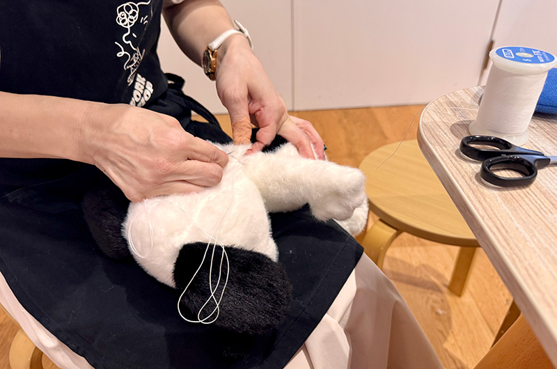 ぬいぐるみの背中を縫う先生