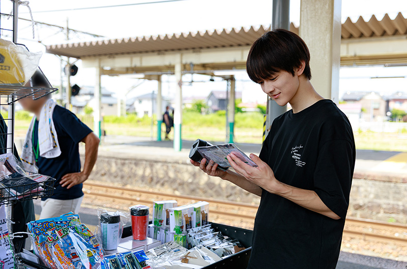 伊藤壮吾さん　新津駅ホームのお土産屋