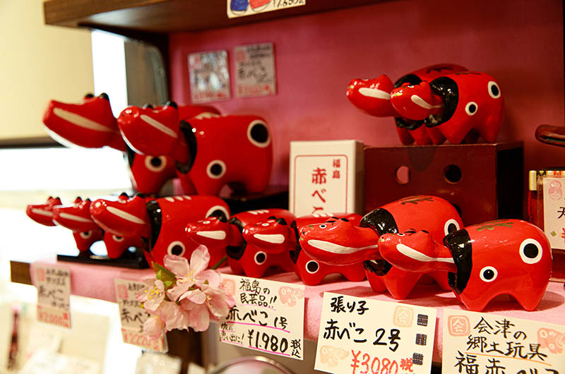 郷土玩具の赤べこ