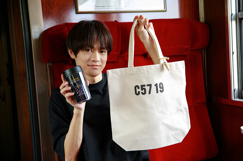 伊藤壮吾さん　購入したタンブラーとトートバッグ