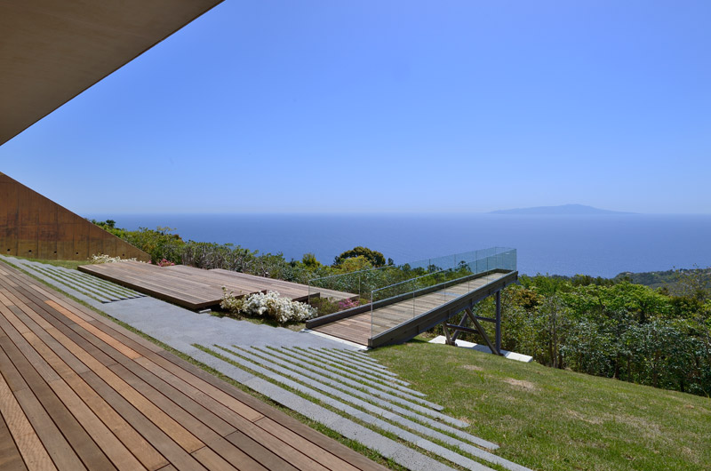 カフェ利用者限定ウッドデッキと展望ブリッジ