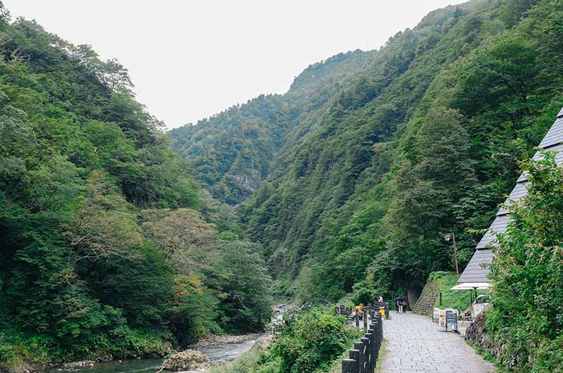 清津峡渓谷トンネルへの道
