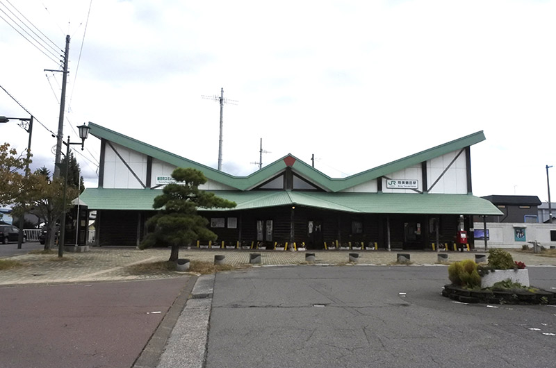 鶴型屋根の駅舎