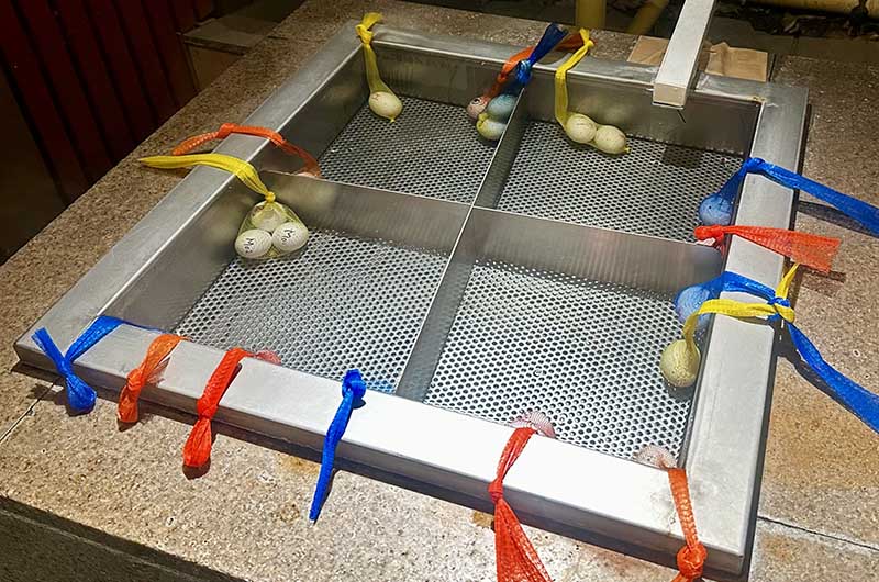 お湯に浸かる卵