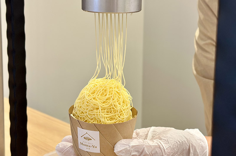 五郎島金時クリームを絞る場面