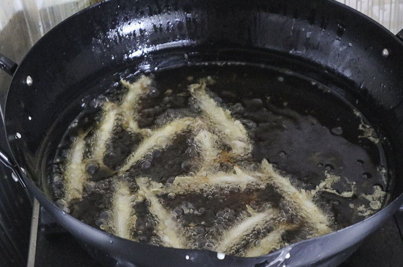 わかさぎを揚げる