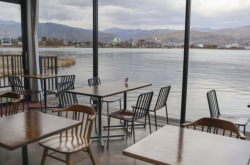湖上のカフェ 店内