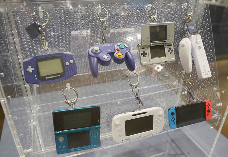 ゲーム機をモチーフにしたキーホルダー