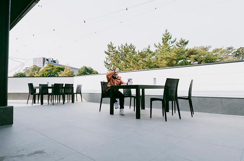 いなほ稲荷寿司を食べる筆者