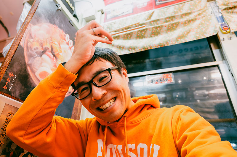 おでんを食べる筆者