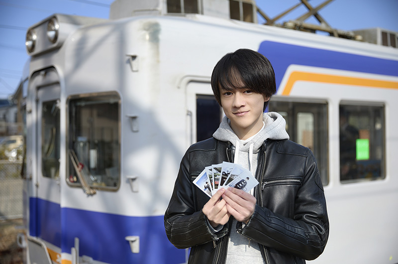 チェキを持つ伊藤壮吾さん