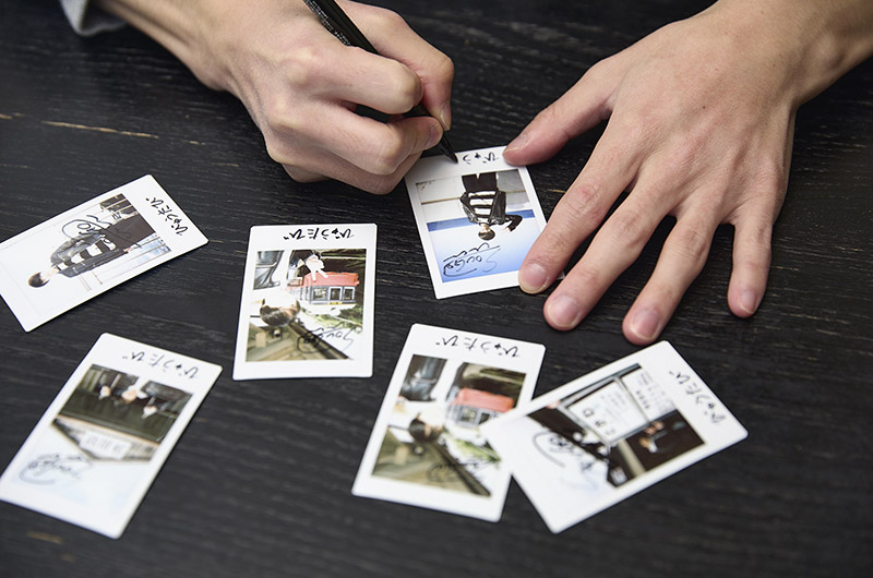 チェキにサインをする伊藤壮吾さん