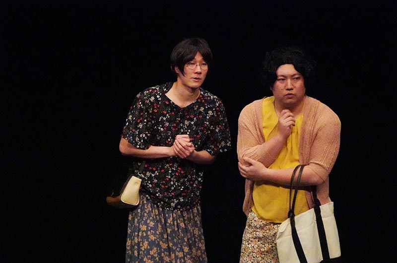 コントを披露する「ロングコートダディ」（写真提供：吉本興業）