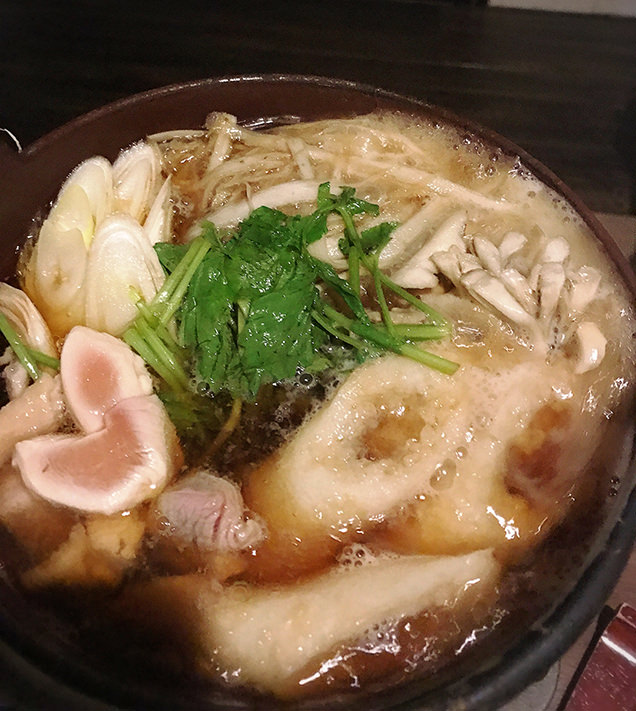 秋田県名物の「きりたんぽ鍋」