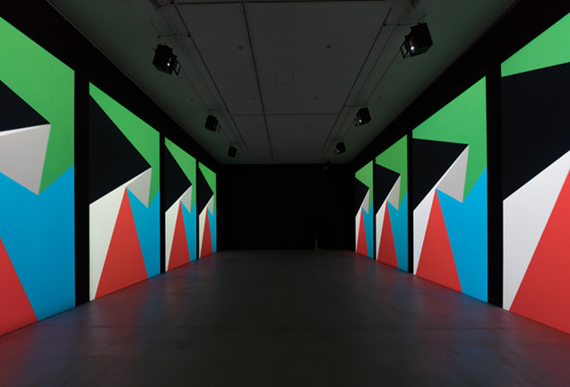 ラファエル・ローゼンダール：ジェネロシティ 寛容さの美学　展示風景《ルッキング・アット・サムシング（セレクティッド・ウェブサイツ）》 撮影：小山田邦哉