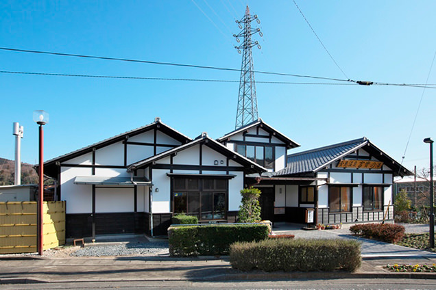 風情があるたたずまいの「金島温泉富貴の湯」