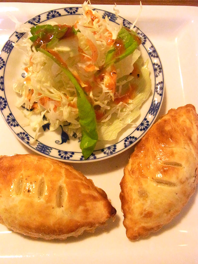 名曲＆珈琲 ひまわり　ミートパイとサラダ