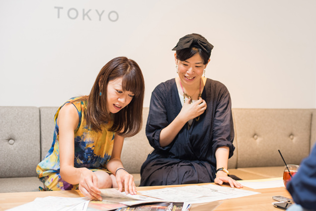 地図を見る伊佐知美さん