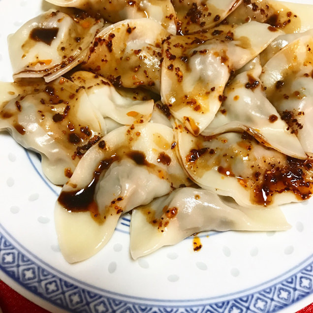 「石垣島ラー油」をたっぷりかけた水餃子