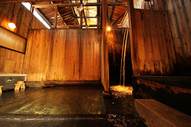 「白布温泉 東屋」整体治療効果もある滝湯が流れ落ちる「滝風呂」