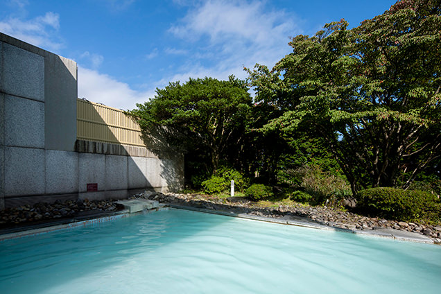 「箱根湯の花プリンスホテル」硫黄がほのかに香る、乳白色の露天風呂