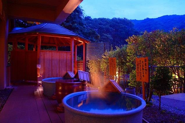 「結びの宿 愛隣館」森の湯の陶器風呂