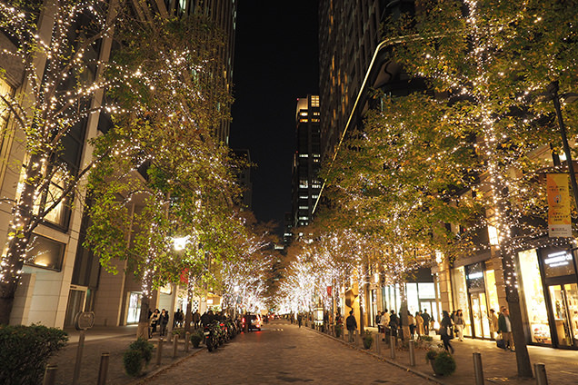 イルミネーションに照らされている丸の内仲通り