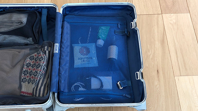 パッキング中のスーツケース