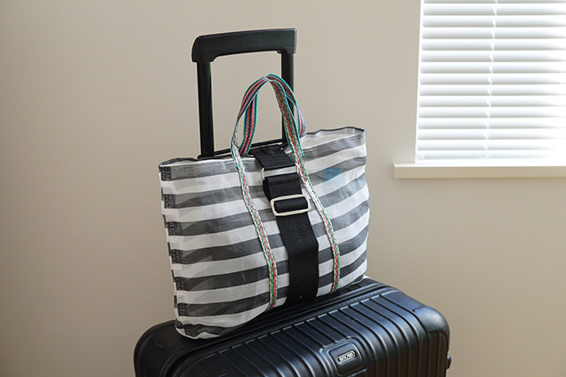 「バッグとめるベルト」で荷物を固定しているスーツケース