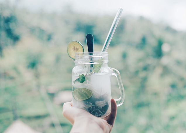 飲み物の透明度と色合いを立たせた写真