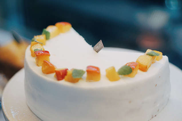 料理にピントを合わせて、お皿の手前や背景をぼかして撮影した写真