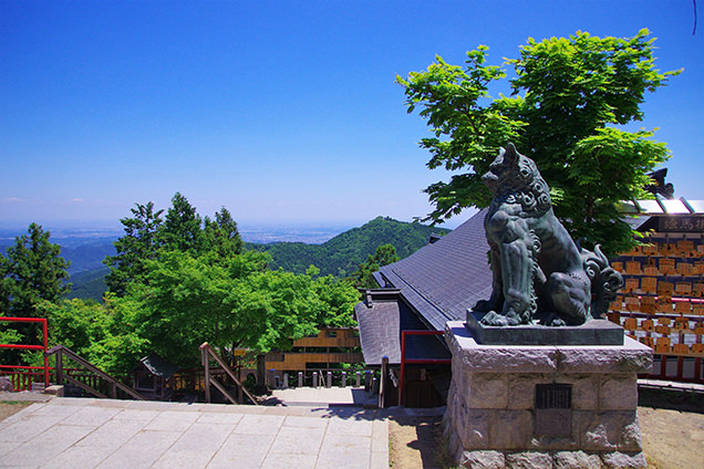 武蔵御嶽神社の拝殿前
