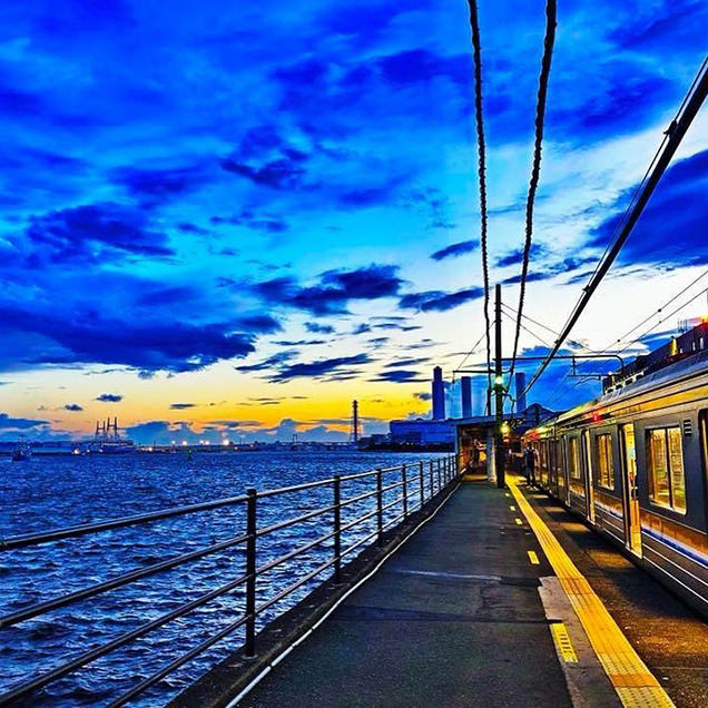 夕暮れ時の海芝浦駅