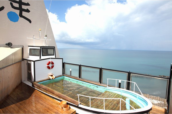 ユニークな湯船に浸かりながら日本海を一望できます