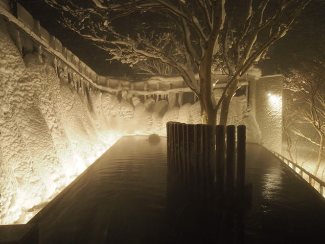 温かい湯船の中から氷瀑の迫力を感じられるなんて、贅沢ですね