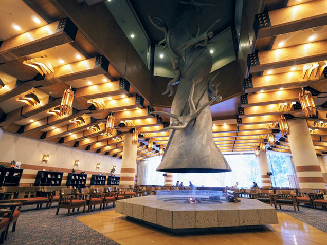 ラウンジにある立体彫刻は岡本太郎の遺作です