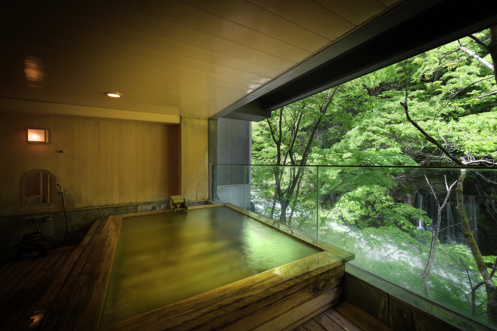 「原瀧」の貸切展望風呂「滝見の湯」（写真提供：原瀧）