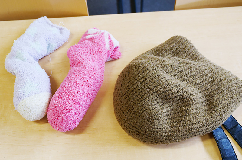 ニットキャップと靴下で保護