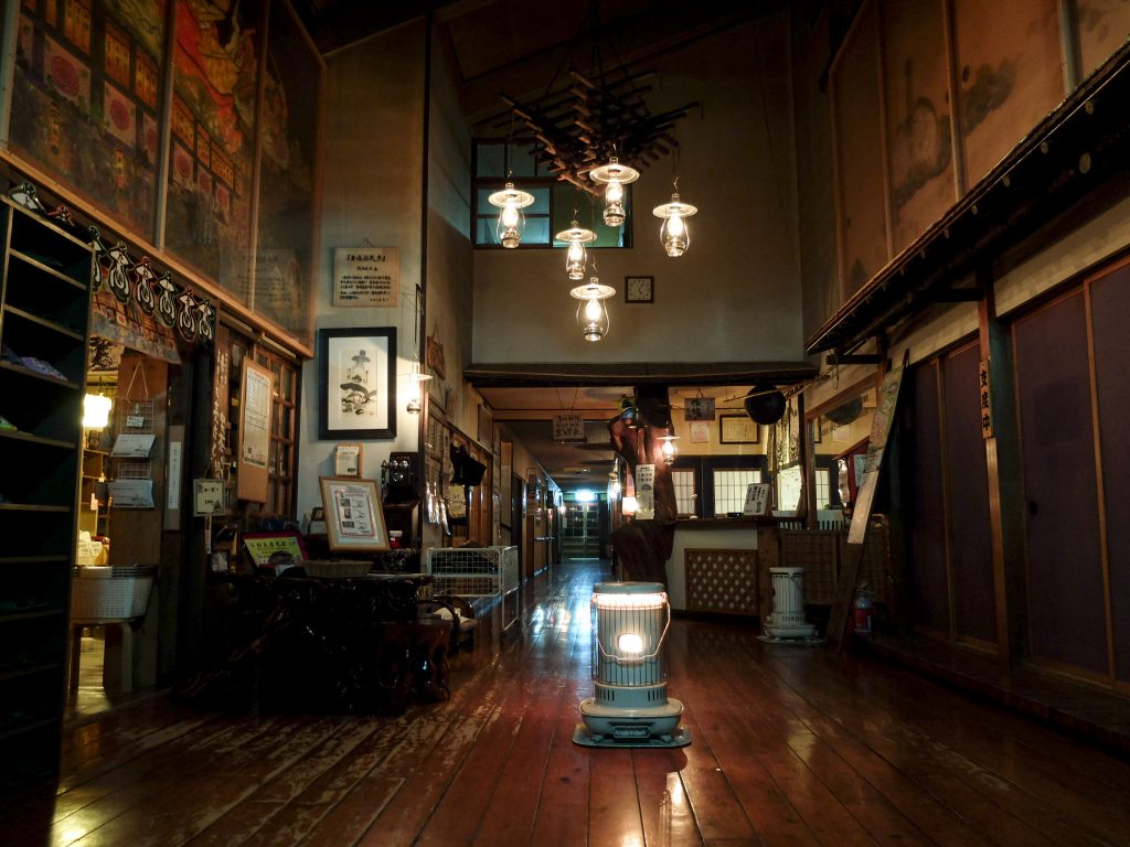 ランプの宿 青荷温泉　玄関