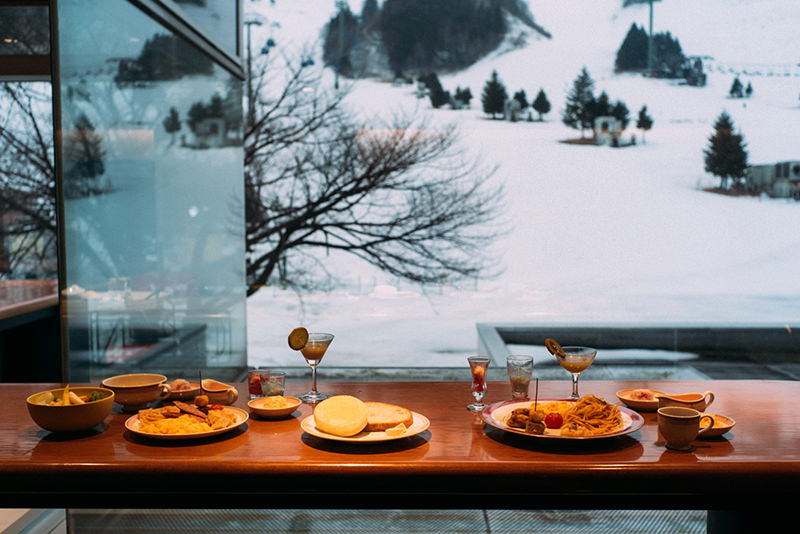 ホテル内のレストラン「NAEBA1961.com」