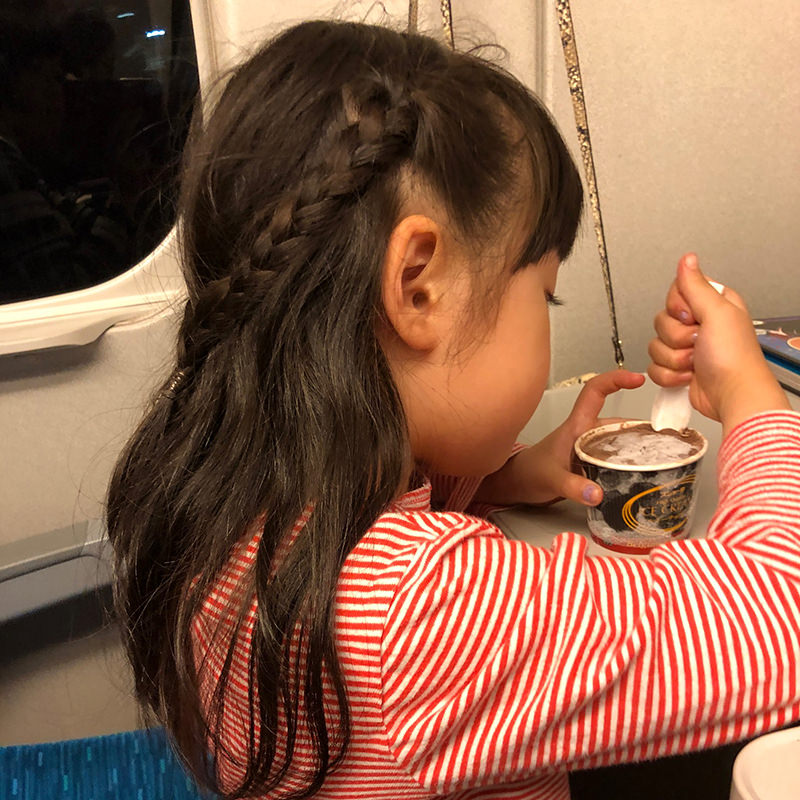 硬いアイスと格闘する様子