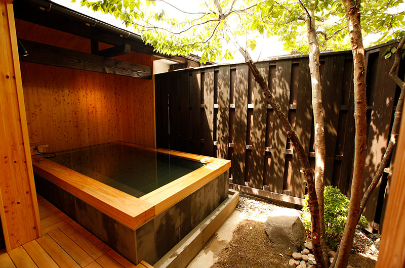 山形座　瀧波の露天風呂は源泉かけ流し